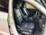 運転席まわりには十分なスペースがあり、大柄な方でもゆったり運転していただける環境です。