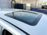【サンルーフ】開放感たっぷりの希少装備、サンルーフが装着されています!車内に明かりを取り入れたり景色を楽しむ以外にも、車内の空気も簡単に換気できて快適です!