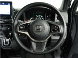 【Honda SENSING】 カメラ等装置で精度の高い検知能力を発揮、安全運転を支援します。ステアリング上のコントローラーに注目!