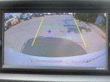ナビ画面にバックビュ-モニタ-の映像を映し出しています。  狭い場所での車庫入れをサポ-トしてくれる便利アイテムです。