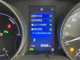 【レーンディパーチャーアラート(LDA)】クルマが車線または走路から逸脱する可能性がある場合に、ブザーまたはハンドルの振動により注意をうながします。機能には限界があるためご注意ください。