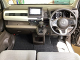 車内は光触媒抗菌消臭施工済です。スタイリッシュなデザインで暖かみのあるインパネ周りを演出します。グローブボックスやカップホルダーのほかにトレーなどたくさんの収納スペースが装備されています。
