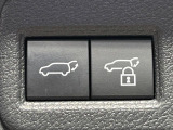 【パワーバックドア】スマートキーや運転席のボタンを押すだけでリアゲートが自動で開閉します!荷物を持っている時や、高い位置にあるバックドアを閉める際に便利な機能です♪