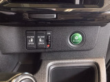 リアドアは乗り降りに便利な両側電動スライドドアです。また運転席に座っていながらスイッチ操作で自在にスライドドアを開け閉めできます。燃費に役立つECONボタンもここです。