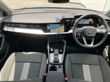 インテリアはブラックを基調とした内装になっております。飽きの来ないドイツ車らしい内装です。