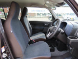 運転席です。シートも2トーンになっています。
