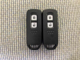 スマートキーを装備しています。鍵を差し込むことなくドアロックの開け閉めと、スタートボタン操作でのエンジンスタートができます。スペアキーも同じものを用意しております。