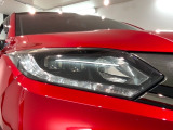 LEDヘッドライトは、点灯の瞬間から最大光量を発揮し、突然暗くなるトンネルなどでの安定感を高めます。