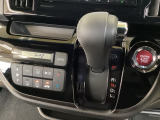 CVT車のセレクトレバーです。低速から高速まで、変速ショックのないスムーズな走りを実現するとともに、エンジン効率のよい領域を維持することで燃費にも貢献します。