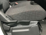 運転席は座面の上下調整ができ適切なドライビングポジションで運転できますよ♪
