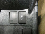 トラクションコントロールとは、すべりやすい路面での発進時や加速時にタイヤの空転を抑え、駆動力確保に貢献する機能です。詳細は販売店スタッフまでおたずねください。