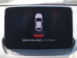 後方にはパーキングセンサーを装備。障害物に近づけばブザーの鳴動間隔でドライバーに直感的に距離感をお知らせします。
