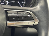 【マツダ・レーダー・クルーズ・コントロール(MRCC)】先行車との速度差や車間距離を認識し、設定した車速内で車間距離を自動で調整・維持することで、高速道路などでドライバーの負担を軽減します。