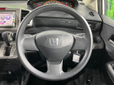 インテリアに合わせたデザインのステアリングは、運転される方のことも考え、運転しやすい形状、大きさです。是非一度、実際に触ってお確かめください。