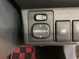 狭い駐車場で便利な電動格納ドアミラーが付いています。