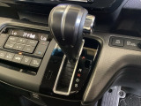 CVT車のセレクトレバーです。低速から高速まで、変速ショックのないスムーズな走りを実現するとともに、エンジン効率のよい領域を維持することで燃費にも貢献します。