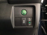 Hondaセンシング用の、VSA(ABS+TCS+横滑り抑制)解除とレーンキープアシストシステムのメインスイッチなどはハンドルの右側に装備しています。燃費に役立つECONボタンもここです。