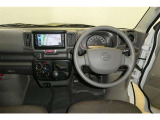 運転席周りのレイアウトをご覧ください。ナビゲーションが綺麗に装着されすっきり収まってますね!