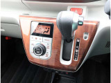 こちらのシフトは、車両にマッチしたデザインになっています!握りやすく、操作し易い配置になっていますので、いつも触れるシフトだからこそ、大切ですね!