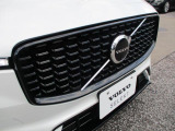 フロントカメラはデザインも重視しVOLVOのロゴマークに内蔵されています
