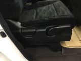 手動のレバーを使って、シートの高さや背もたれの角度を変えることができます。
