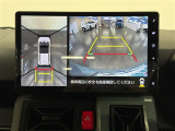 【パノラマモニター】自車周辺をぐるりと俯瞰できるカメラで危険を察知。上空からの映像で自動車や障害物の位置が詳細に確認できるので、狭い駐車場でも安心して駐車できますね。