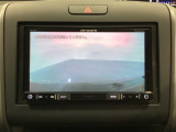 ギヤをR(バック)に入れるとナビ(Aftermarket品)の画面に後ろの映像が映るリアカメラ付です。後退時、コンディションが悪い視界でもカラーバックモニターがドライバーをサポートします。