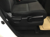 手動のレバーを使って、シートの高さや背もたれの角度を変えることができます。