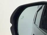 斜め後ろに存在する車を探知。その方向のドアミラー鏡面上にマークを表示し、存在をお知らせしてくれます。また、その方向にウインカーを操作すると、マークの点滅と警告音で注意を促します!