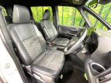 運転席まわりには十分なスペースがあり、大柄な方でもゆったり運転していただける環境です。