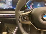 【ハンドル】ドライバーとBMW車の一体感がダイレクトに伝わるステアリングホイール。形状・太さへの拘りに加えて、操作性を高める為にスイッチ類も配置。クイックかつ安定のドライビングを体感下さい!