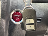 【Hondaスマートキー】カバンやポケットに入れたままでもドアの施錠・解錠が可能なスマートキーを装備。エンジンのオン・オフ時もカギを取り出す必要が無いからとっても便利です♪