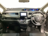 車内は光触媒抗菌消臭施工済です。インパネ周りはスタイリッシュなデザインです。グローブボックスやカップホルダーのほかにトレーなどたくさんの収納スペースが付いています。