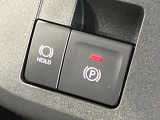 【電動パーキングブレーキ】パーキングブレーキは便利な電動式!ボタン一つで操作でき、アクセルを踏めば自動で解除されます♪レバーやペダルが無いので運転席廻りもすっきりしますね♪