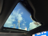 【ガラスルーフ】ガラスルーフ搭載で車内の解放感が一気にアップ!開放的なドライブをお楽しみいただけます。