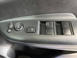 【電動格納ミラー】サイドミラーは電動格納式となっており、狭い駐車場でもキズがつくリスクを抑えられます。