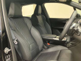 【コックピットシート】BMW車の主役席。車体中央にくる様に配置し車両重心とが一致する事でドライバーと車との一体感あるドライビングを実現。人間工学に基づき形成した形状が長時間のドライブ疲労も軽減します!