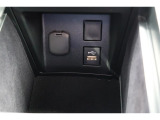 【アクセサリーソケット】12Vのカー用品等の電源供給が可能です。