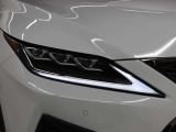 三眼フルLEDヘッドランプにはアダプティブハイビームシステム「AHS」を採用。光検出カメラで車両検出をし、先行車や対向車に直接ハイビームを当てないように部分遮光します。
