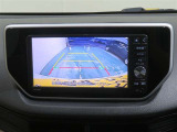 車両後方の映像を映すバックモニター。進路を確認しながら安全に車庫入れできます。