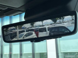 【デジタルルームミラー】車両後方カメラの映像をルームミラーに映すことが出来ます。 そのため、後席に人や荷物があって後方が見えづらい場合でもしっかり視界を確保することが出来ます。