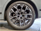 BMWの純正アロイホイールは軽量かつ強度にも優れているホイールで走行性能を引き上げる設計になっております。足元にもBMWは妥協がなくこだわっている個所になります。