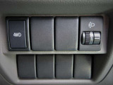 4WD切替とヘッドライトレベライザーのスイッチです。
