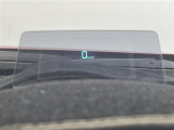 【ヘッドアップディスプレイ(HUD)】フロントウインドウガラスに走行情報を投影します。運転中の目線と重なるように表示されるので、少ない視線移動で速度が確認できるので、 ドライビングに集中できます!