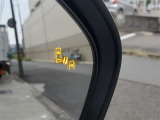 {ブラインドスポットモニター}隣の車線を走る車両をレーダーで検知し、ドアミラーに搭載されたLEDインジケーターが点灯し注意を喚起してくれます。