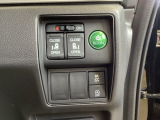 リアドアは乗り降りに便利な両側電動スライドドアです。また運転席に座っていながらスイッチ操作で自在にスライドドアを開け閉めできます。燃費に役立つECONボタンもここです。