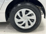タイヤサイズは175/70R14!残り溝は4ミリ程度です!ホイールキャップに傷があります。
