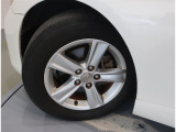 純正アルミホイール タイヤサイズ215/60R/16インチです。