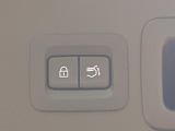 【パワーバックドア】スマートキーや運転席のボタンを押すだけでリアゲートが自動で開閉します!荷物を持っている時や、高い位置にあるバックドアを閉める際に便利な機能です♪