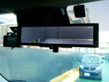 ルームミラーは、車両後方のカメラ映像をミラー面に映し出すので、乗車人数や荷物の量に影響をされずいつでもクリアな後方視界が得られます